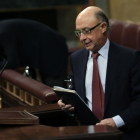 El ministro de Hacienda, Cristóbal Montoro, en la tribuna del Congreso de los Diputados.-EFE