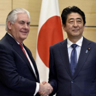 El secretario de Estado de EEUU, Red Tillerson, (izquierda), y el primer ministro japonés Shinzo Abe.-FRANCK ROBICHON