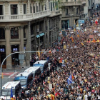 Miles de estudiantes se manifiestan por el centro de Barcelona, a su paso ante la Jefatura Superior de la Policía, custodiada por los Mossos, durante la jornada de paro, avalada por algunos sindicatos, entidades soberanistas y otras formaciones , en prote-EFE