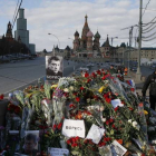 Un hombre camina por el lugar donde asesinaron a Boris Nemtsov.-Foto:   MAXIM SHEMETOV / REUTERS
