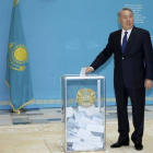El presidente de Kazajistán vota en las eleciones de este domingo.-Foto: REUTERS / MUKHTAR KHOLDORBEKOV