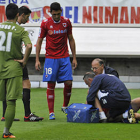 Antonio Tomás es atendido por los servicios médicos del Numancia tras su lesión ante el Sporting. / DIEGO MAYOR-