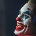 La característica risa histriónica e incontrolada del Joker corresponde con los síntomas de una patología mental.-