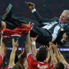Heynckes, manteado cuando ganó la Champions con el Bayern en el 2013.-AFP / PATRIK STOLLARZ