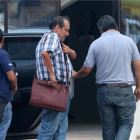 Agentes de la Fiscalía de Bolivia acompañan detenido al director general de la compañía aérea Lamia, Gustavo Vargas Gamboa.-EFE