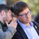 Gabriel Rufián y Carles Mundó en el mitin de ERC este sábado en Vilanova i la Geltrú (Barcelona).-DANNY CAMINAL