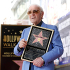 El cantante franco-armenio Charles Aznavour posa con su estrella en el paseo de la Fama de Hollywood.-MARIO ANZUONI (REUTERS)
