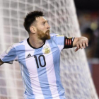Messi celebra el gol de penalti con el que Argentina tumbó a Chile en Buenos Aires.-AP / GUSTAVO GARELLO