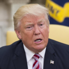 Fotografía de este 10 de mayo de 2017 del presidente estadounidense, Donald J. Trump (d), hablando en un encuentro con el ex secretario de Estado Henry Kissinger (no aparece) en el despacho oval de la Casa Blanca.-EFE