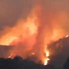Captura de pantalla de un vídeo con el incendio avanzando en la noche. HDS