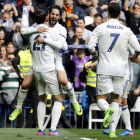 El delantero del Real Madrid Morata (de espalda) celebra su gol con su compañero el centrocampista Isco, primero para el equipo, durante el partido correspondiente a la 23 jornada de Liga contra el Espanyol.-EFE