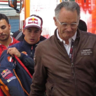 Marc Márquez, camino del hospital, acompañado de su asistente José Luis Mártinez y precedido por el doctor Xavier Mir.-EMILIO PÉREZ DE ROZAS