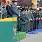 A la derecha Andrés Manuel Velarde, durante la toma de posesión, ante la mirada de Ruiz Medrano y José Manuel Díez Cubelos en la tarima. / VALENTíN GUISANDE-