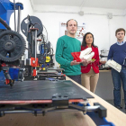 Jonathan Rojo, Mercedes Arana y Miguel Ampudia en las instalaciones de Dima 3D en la localidad vallisoletana de Santovenia de Pisuerga.-Pablo Requejo