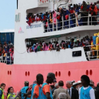 El barco de rescate de Médicos Sin Fronteras llega con 1004 inmigrantes a bordo al puerto de Salerno.-CARLO HERMANN / AFP
