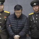 Lim Hyeon-soo, escoltado por dos policías norcoreanos después de conocer la sentencia.-AP / JON CHOL JIN