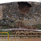 Parte de la muralla derrumbada en la zona de Santa Clara. / VALENTÍN GUISANDE-