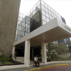 Un vigilante, ante la puerta del despacho Mossack Fonseca, en Panamá.-AP / ARNULFO FRANCO
