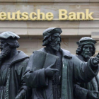 Estatuas en Fráncfort, ante una oficina del Deutsche Bank.-KAI PFAFFENBACH (REUTERS)