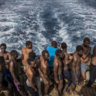 Inmigrantes rescatados en el Mediterráneo central, a bordo del 'Golfo Azurro', el barco de Proactiva Open Arms.-AP / SANTI PALACIOS
