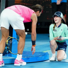 Nadal bromea con la niña golpeada, en Melbourne.-EFE