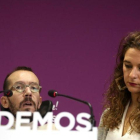 El secretario de Organización de Podemos, Pablo Echenique, junto a la coportavoz del Consejo de Coordinación del partido, Noelia Vera.-DAVID CASTRO