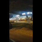 Vídeo grabado por un conductor que muestra el tiroteo en el centro de Cancún.-VÍDEO IN SITU