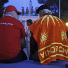 Participantes en una protesta para reclamar el boicot al referéndum para el cambio de denominación de Macedonia.-THANASSIS STAVRAKIS (AP)