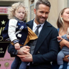 Ryan Reynols, con su esposa y sus dos hijas, en el paseo de la fama de Hollywood.-EFE / MIKE NELSON