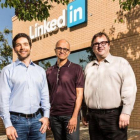 Jeff Weiner, consejero delegado de Linkedin; Satya Nadella, consejero delegado de Microsoft; y Reid Hoffman, cofundador de Linkedin.-