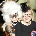 Núria Sardà junto a la actriz Victoria Abril, al final del desfile.-EFE