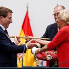 Manuela Carmena entrega el bastón de mando a Martínez Almeida, nuevo alcalde de Madrid.-EFE