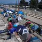 Campamento improvisado para migrantes y refugiados un una estación de tren en la frontera entre Grecia y Macedonia.-REUTERS / MARKO DJURICA