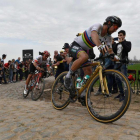 Peter Sagan, en acción, camino de su victoria en Roubaix.-JEFF PACHOUD (AFP)