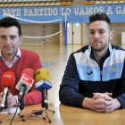 El vicepresidente Ángel Romera y el jugador Carlos Jiménez en la cancha de Los Pajaritos.-Valentín Guisande