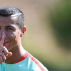 Cristiano Ronaldo pide silencio durante el entrenamiento de este miércoles con Portugal.-AFP / PATRICIA DE MELO MOREIRA