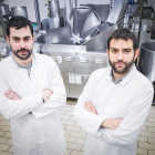 Daniel Zamora y Francisco Pérez, responsables de Aperitivos Añavieja que han innovado con sus productos. | GONZALO MONTESEGURO