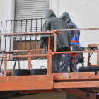 Trabajadores subidos a un andamio.-VALENTÍN GUISANDE