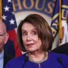 La líder de los Demócratas en la Cámara de Representantes, Nancy Pelosi, junto a otros diputados del partido, el pasado 22 de mayo.-JONATHAN ERNST (REUTERS)