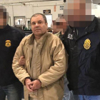 Joaquín ’El Chapo’ Guzmán, escoltado en Ciudad Juárez por la policía mexicana para su extradición a Estados Unidos.-AFP