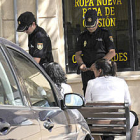 Varios efectivos de la Policía Nacional durante una intervención en la capital. / VALENTÍN GUISANDE-