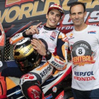 Marc Márquez quiere regalarle a Alberto Puig, director deportivo de Honda, el título de constructores y escuderias.-REPSOL MEDIA