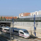 Un AVE circula a la altura de Vilafranca del Penedès.-DIEGO CALDERÓN