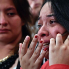 Una mujer llora al conocer el resultado del referéndum.-GUILLERMO LEGARIA / AFP