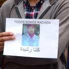 Un hombre sostiene una fotografía de la víctima en una de las concentraciones celebradas en Soria.-ALVARO MARTÍNEZ