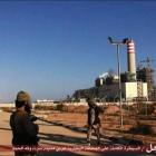 Dos yihadistas frente a la central eléctrica tomada en Sirte.-Foto: TWITTER