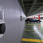 Las plazas de aparcamiento que permiten la recarga de coches eléctricos. / VALENTÍN GUISANDE-