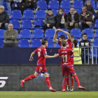 Elgezaba celebra el gol del empate, ayer, en La Rosaleda.-AREA 11