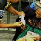 Un vídeo capta el gesto de unos policías peruanos con una anciana de 92 años.-DISTRITO DE ATE