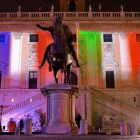 Los colores de las banderas de Francia e Italia, proyectados en enero del 2016 sobre el Campidoglio, en el centro de Roma, con motivo del 60º aniversario del tratado de amistad entre ambos países.-AFP / FILIPPO MONTEFORTE